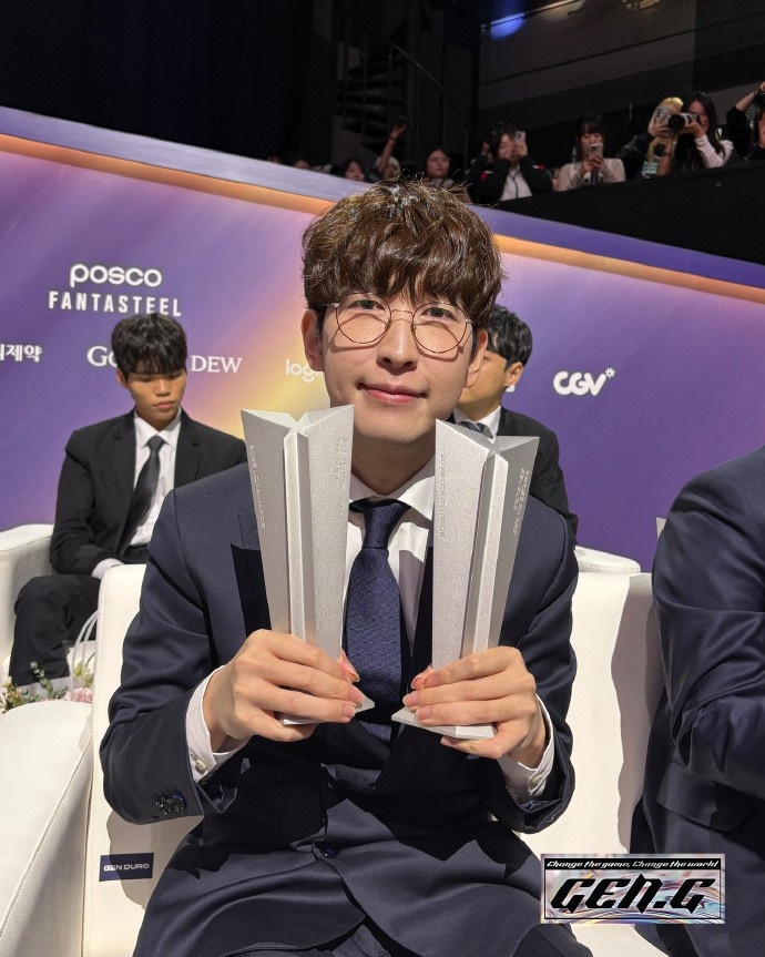 GEN官方晒颁奖返图：闪耀LCK Awards