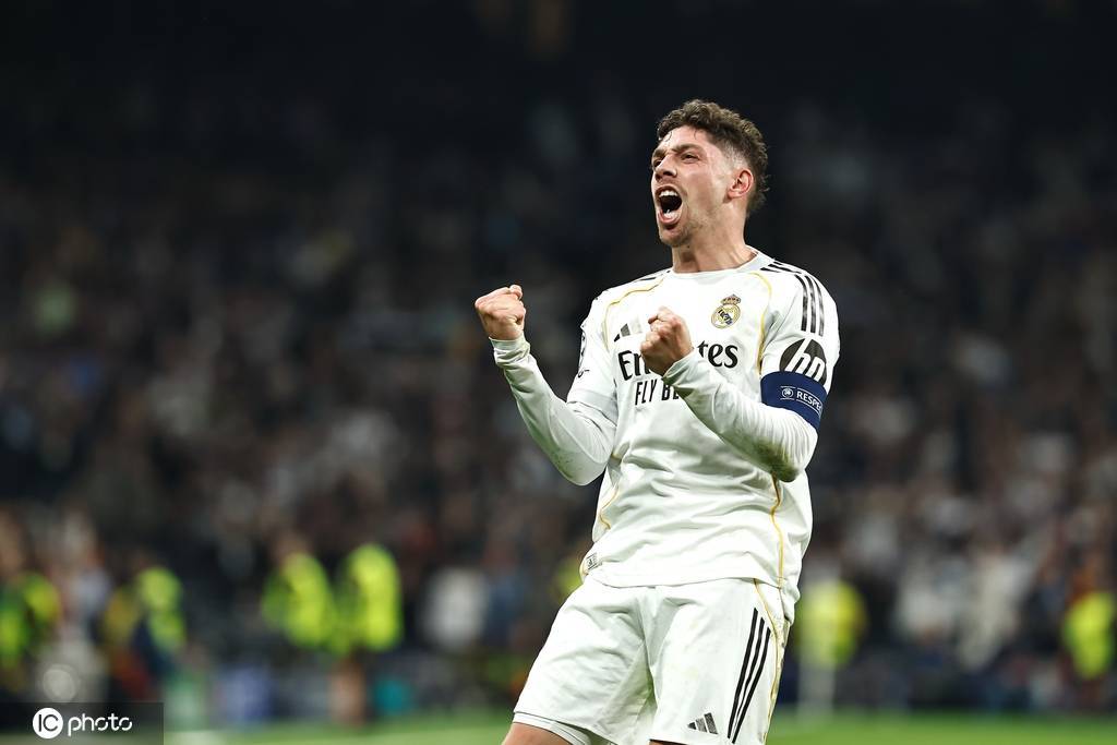 巴尔韦德半场戴帽 皇马3-0大胜曼城